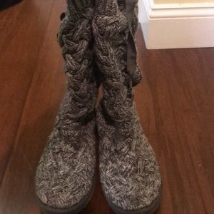 Cable knit UGGS size 9.  Great condition.